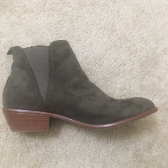 Charlotte Russe Faux Suede Booties Ankle Chelsea Boots Stacked Block Heel 8 - Picture 9 of 9